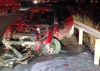 Konya’da bariyerlere çarpan otomobil sürücüsü yaralandı