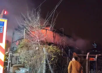 Motosiklet sürücüsü kazada öldü, yakınları çarpan otomobili parke taşıyla parçaladı