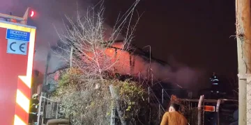 Motosiklet sürücüsü kazada öldü, yakınları çarpan otomobili parke taşıyla parçaladı
