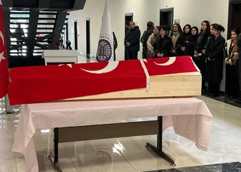 Falezlerden denize uçan araca ulaşıldı, kayıp sürücü aranıyor