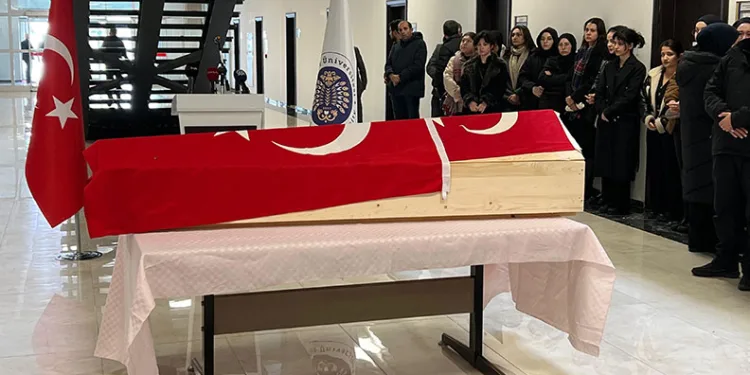Falezlerden denize uçan araca ulaşıldı, kayıp sürücü aranıyor