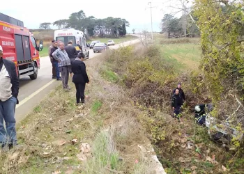 Ters dönen otomobildeki 2 kişi yaralandı