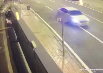 “Küfürlü konuşma” diye uyardığı kişiler kafeye tabancayla ateş etti