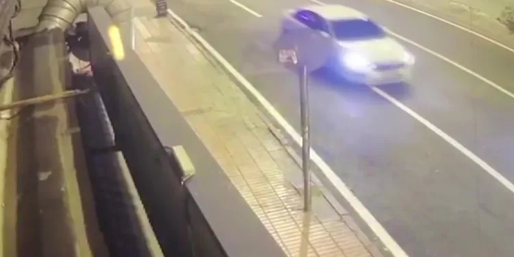 “Küfürlü konuşma” diye uyardığı kişiler kafeye tabancayla ateş etti