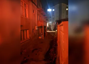 Sürücü fren yerine gaza basınca beton korkulukları yıkan araç bahçe duvarında asılı kaldı