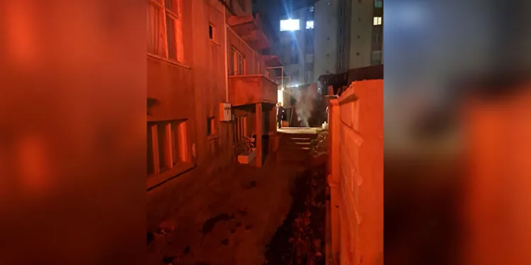 Sürücü fren yerine gaza basınca beton korkulukları yıkan araç bahçe duvarında asılı kaldı