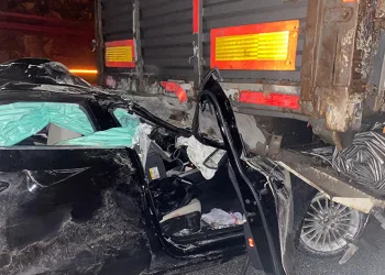 Motosiklet sürücüsü kazada öldü, yakınları çarpan otomobili parke taşıyla parçaladı