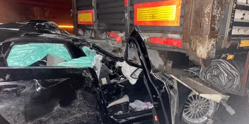 Motosiklet sürücüsü kazada öldü, yakınları çarpan otomobili parke taşıyla parçaladı