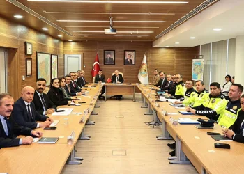 Ters dönen otomobildeki 2 kişi yaralandı