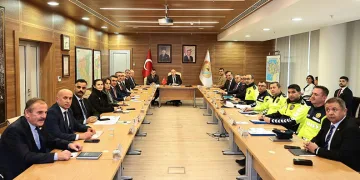 Ters dönen otomobildeki 2 kişi yaralandı