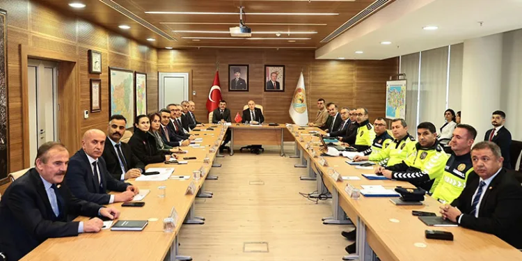 Ters dönen otomobildeki 2 kişi yaralandı
