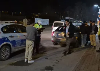 Motosiklet sürücüsü kazada öldü, yakınları çarpan otomobili parke taşıyla parçaladı