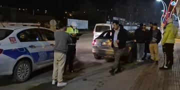 Motosiklet sürücüsü kazada öldü, yakınları çarpan otomobili parke taşıyla parçaladı