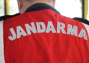 Kayan minibüs ile tır çarpıştı: 2 yaralı