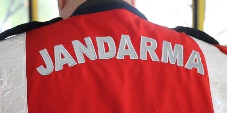 Kayan minibüs ile tır çarpıştı: 2 yaralı