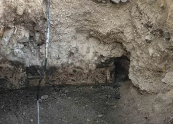 Kayan minibüs ile tır çarpıştı: 2 yaralı