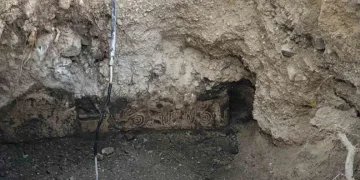 Kayan minibüs ile tır çarpıştı: 2 yaralı