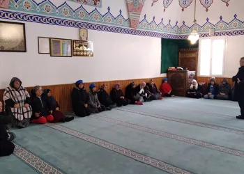 Motosiklet sürücüsü kazada öldü, yakınları çarpan otomobili parke taşıyla parçaladı