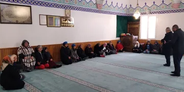Motosiklet sürücüsü kazada öldü, yakınları çarpan otomobili parke taşıyla parçaladı