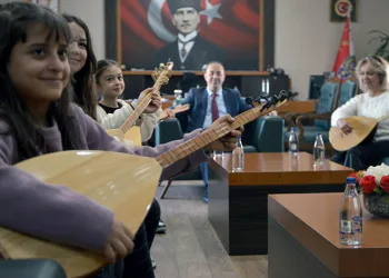 Adana Emniyet Müdürüne, saz kursunu bitiren kızlardan mini konser