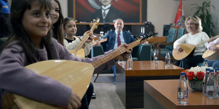 Adana Emniyet Müdürüne, saz kursunu bitiren kızlardan mini konser