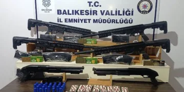 Balıkesir’de bir kadını darbeden şahsın evinde silahlar ele geçirildi