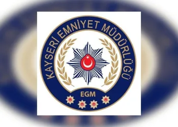 Motosikletin plakasını kaskına taktı, o şekilde trafiğe çıktı
