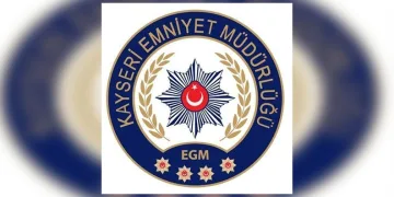 Motosikletin plakasını kaskına taktı, o şekilde trafiğe çıktı