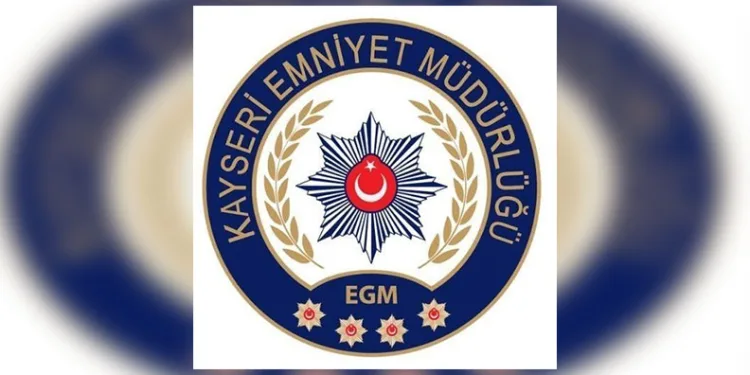 Motosikletin plakasını kaskına taktı, o şekilde trafiğe çıktı