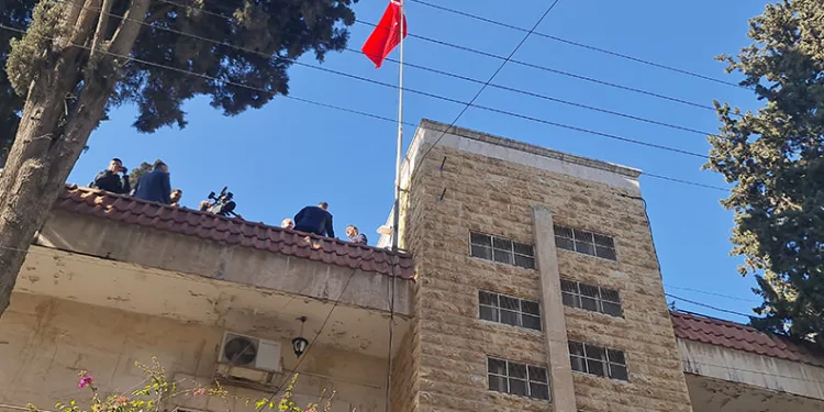 Halep Başkonsolosluğu’nda Türk bayrağı göndere çekildi