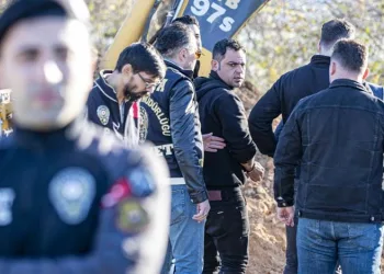 Fatih’te iş yerine silahlı saldırı kamerada: Şüpheliler kısa sürede yakalandı