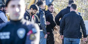 Fatih’te iş yerine silahlı saldırı kamerada: Şüpheliler kısa sürede yakalandı