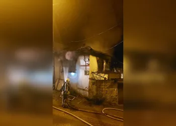 Isınmak için yakılan ateş söndürülmeyince yangın çıktı