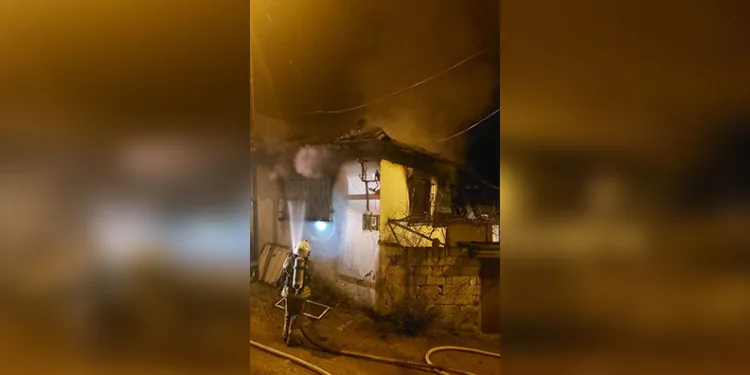 Isınmak için yakılan ateş söndürülmeyince yangın çıktı