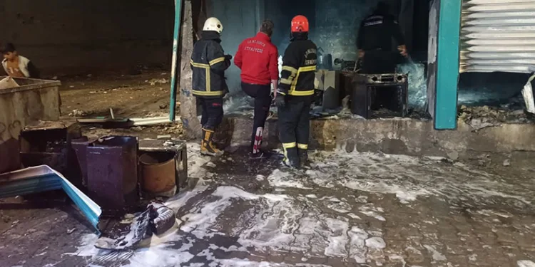 Elektrikten kaynaklanan yangın iş yerini küle çevirdi