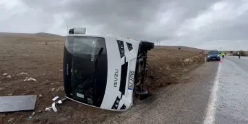 Afyonkarahisar’da Çinli turistleri taşıyan otobüs devrildi: 3 yaralı