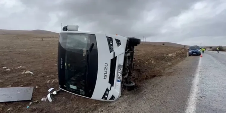 Afyonkarahisar’da Çinli turistleri taşıyan otobüs devrildi: 3 yaralı