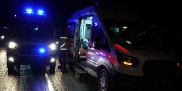Yaralılara müdahale eden 2 sağlıkçıya araç çarptı: 10 yaralı