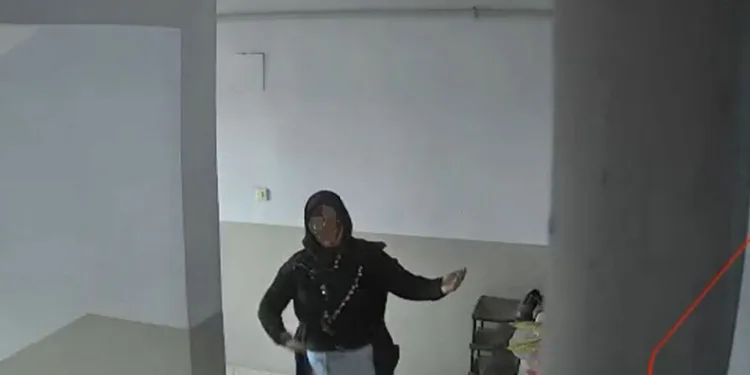 Bursa’da zillere bastı, kamerayı görünce göbek attı