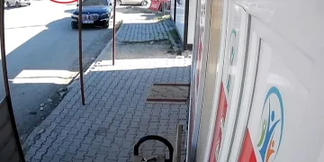 Hafriyat kamyonunun çarptığı yaşlı adam metrelerce savruldu