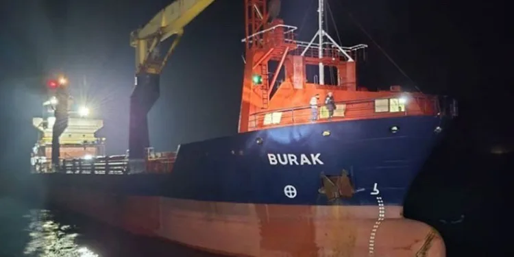 Çanakkale Boğazı’ndan geçen kuru yük gemisi makine arızası yaptı