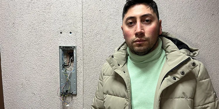 Küçükçekmece’de hırsızlar apartman diyafonunu çalıp böyle götürdü