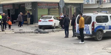 Kaza anı kamerada: Otomobiller çarpıştı, 2 sürücü yaralandı