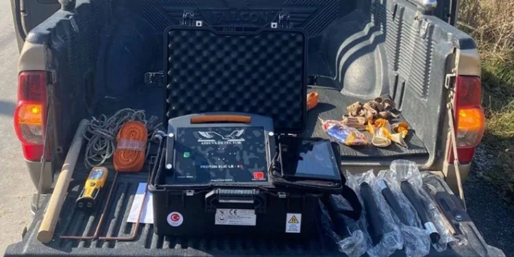Denizli’de 4 defineci jandarma tarafından suçüstü yakalandı