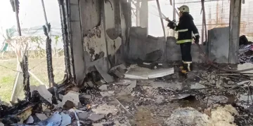 Prefabrik ev alevlere teslim oldu