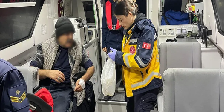 Denizin ortasında fenalaşan balıkçıya sağlık ekiplerinden hızlı müdahale