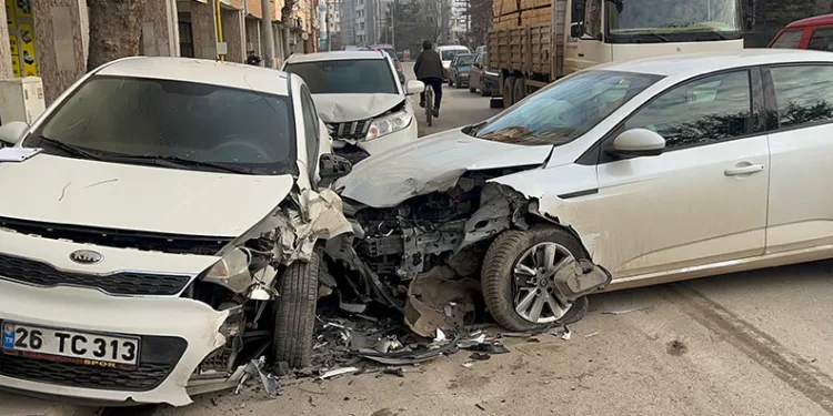 Kontrolden çıkan araç, park halindeki 2 otomobile çarptı