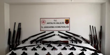 Antalya’da ruhsatsız silah operasyonu: 24 gözaltı