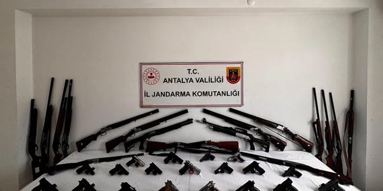 Antalya’da ruhsatsız silah operasyonu: 24 gözaltı