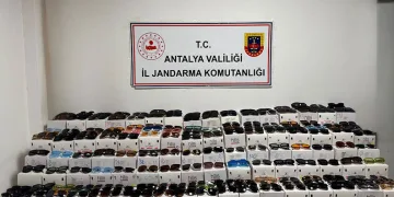 Antalya’da kaçak güneş gözlüğü operasyonu